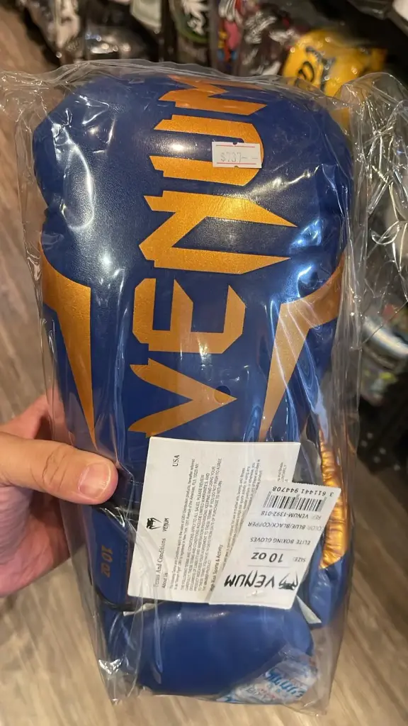 VENUM Elite Boxing Gloves 10 OZ
